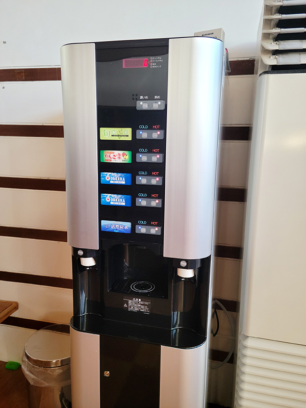 男性脱衣所のフリードリンク機