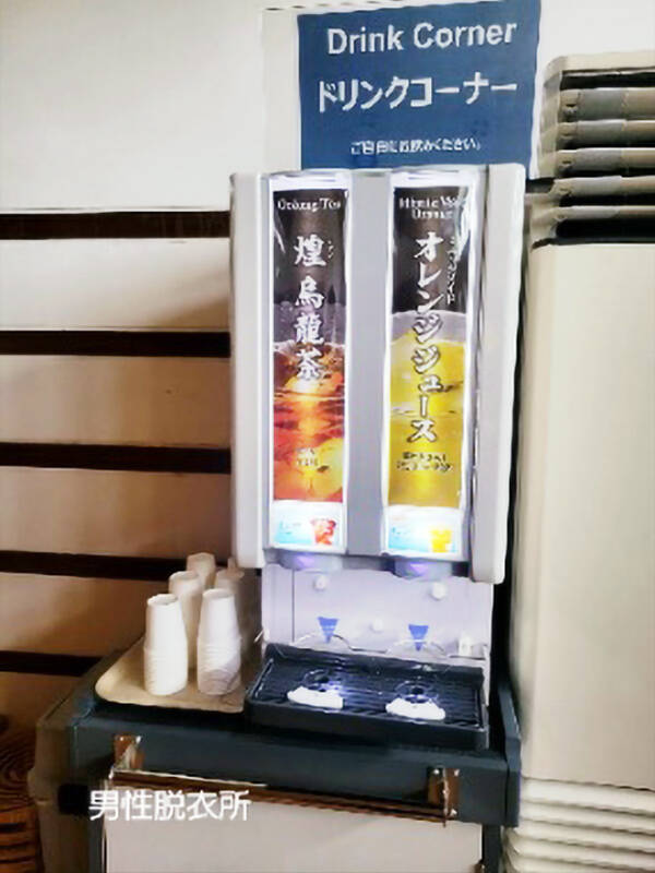 男性脱衣所のフリードリンク機