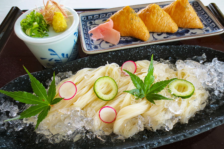 そうめんと稲荷寿司
