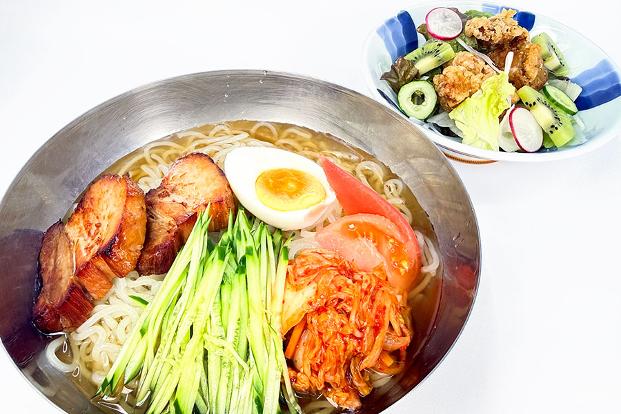 盛岡冷麺と唐揚げのサラダ仕立て