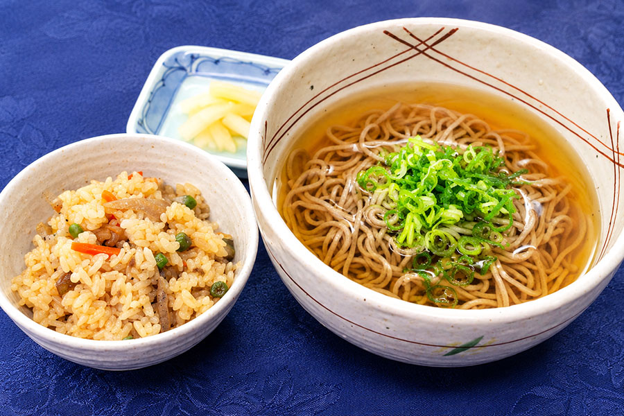 そば、うどん(五目ご飯付)