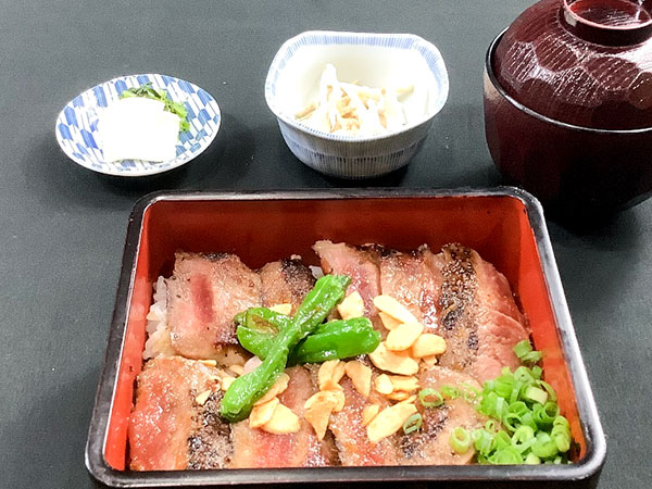 牛ロースステーキ重 (成型肉)