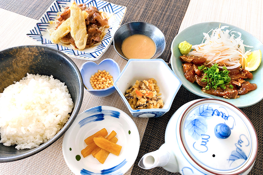 ロイヤル定食『ブリの漬け、焼肉』