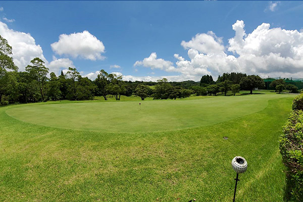 鹿児島でゴルフなら自然を満喫できるゴルフ場｜高千穂カントリー倶楽部 パター練習場