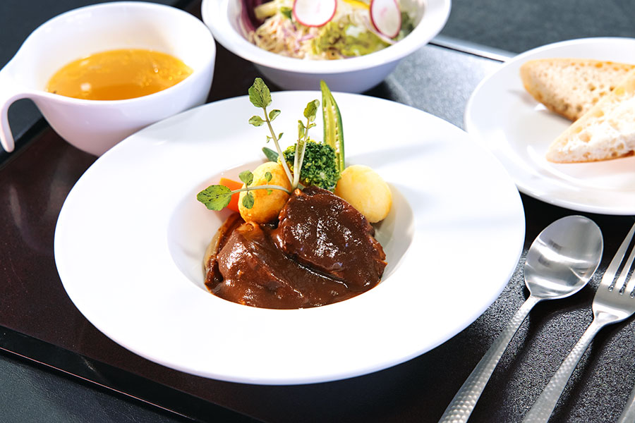 牛肉の赤ワイン煮込み